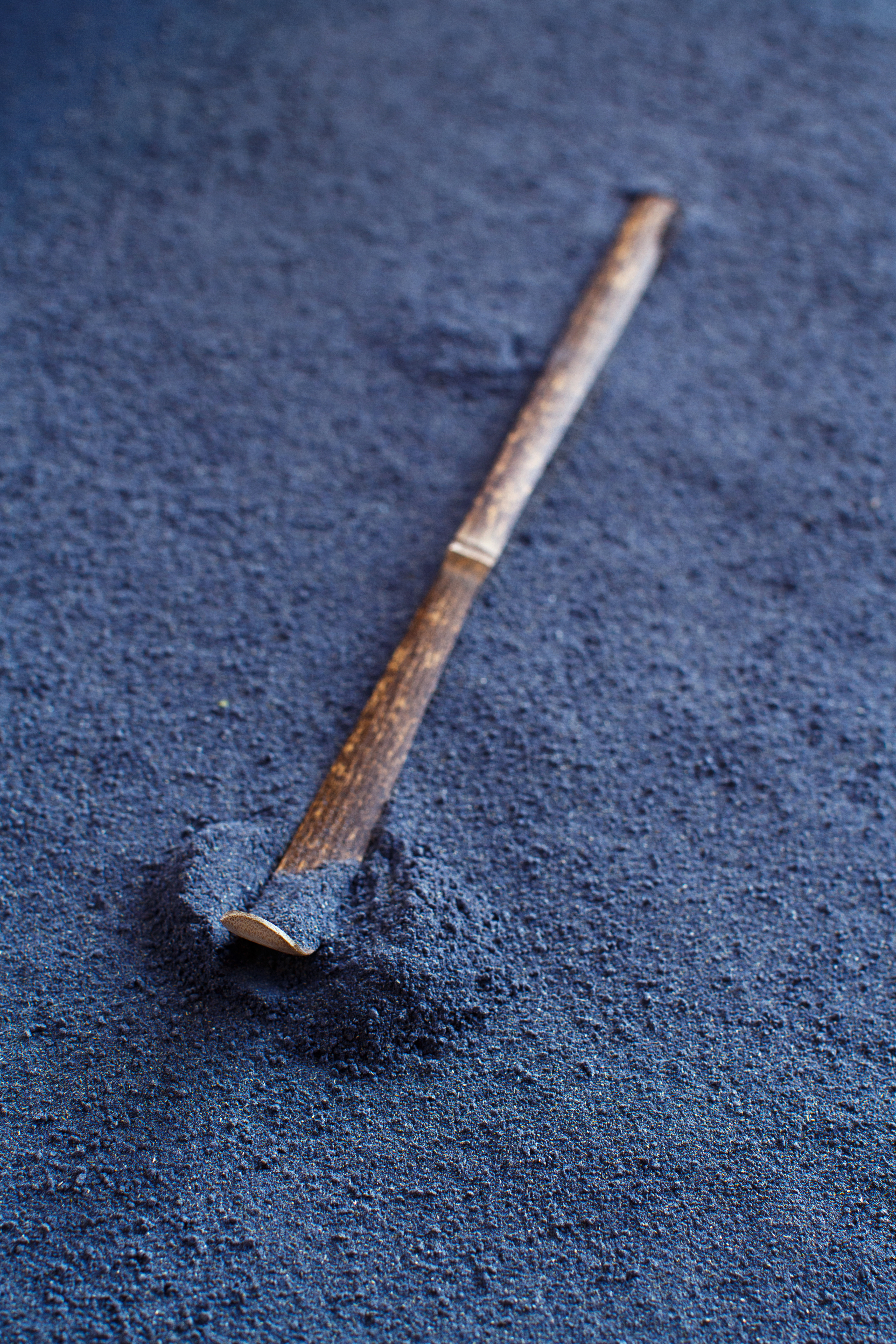 Blue matcha powder with wooden spoon